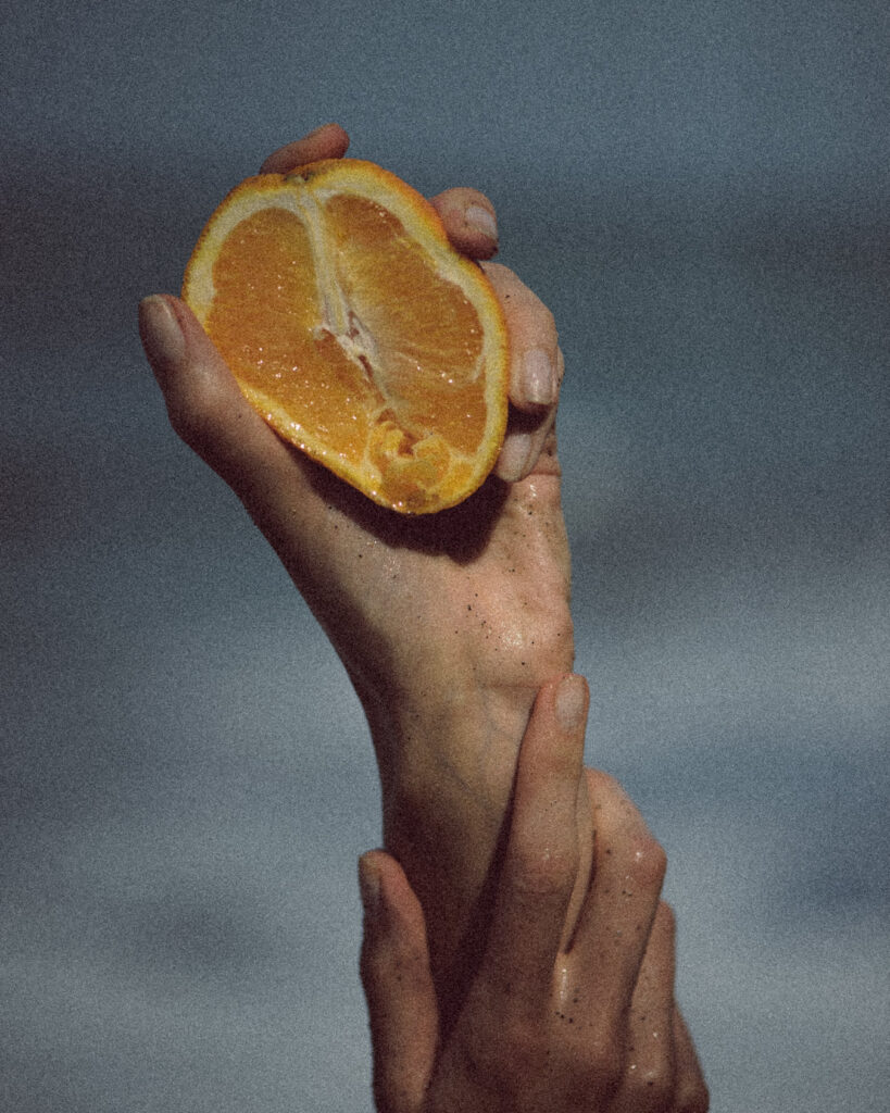 ręka trzymająca pomarańcze